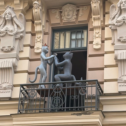 Cat statue on a balcony of a decorative building